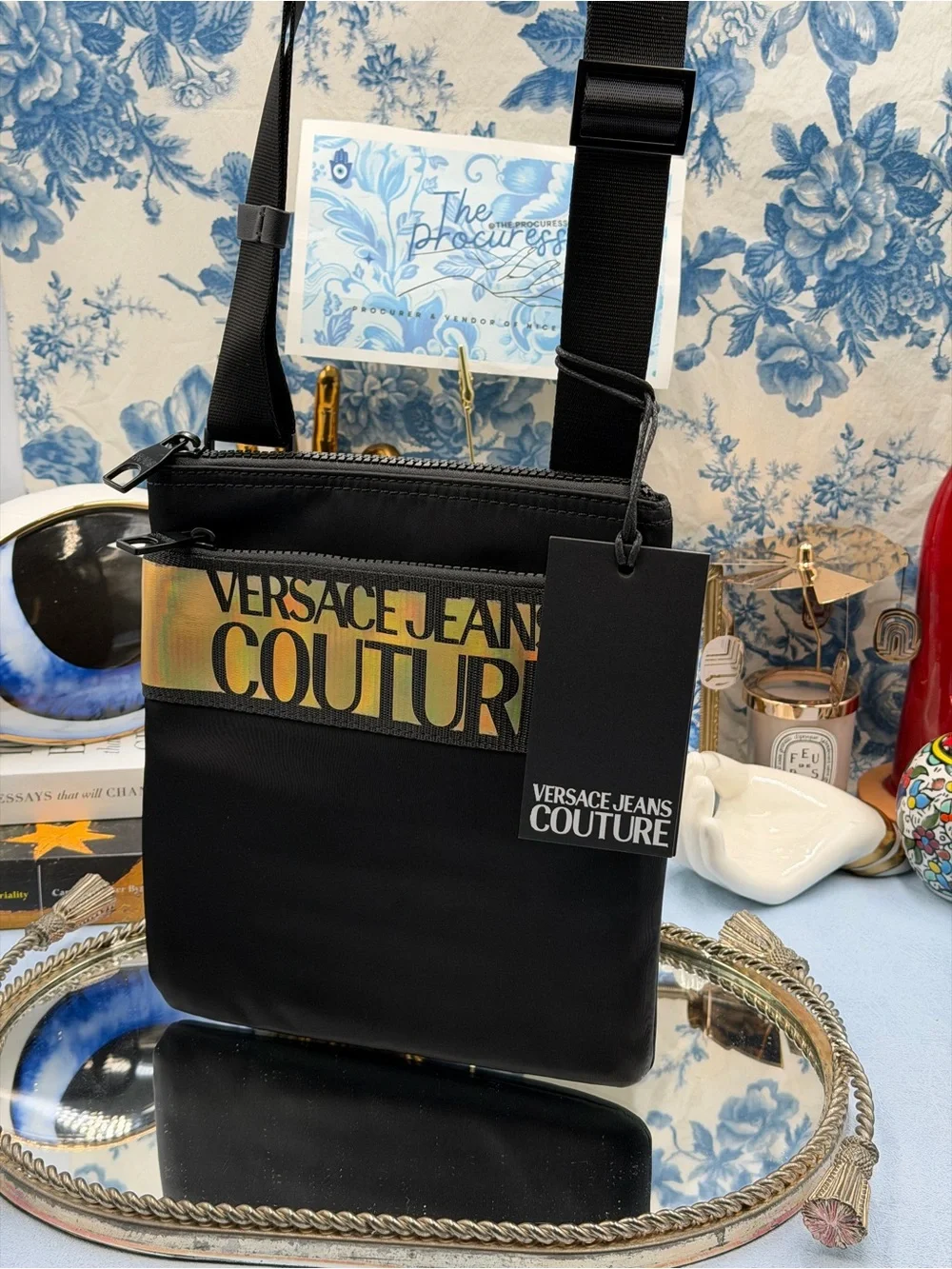 🆕 VERSACE JEANS COUTURE 🧿 NWT Logo Crossbody Bag, Black & Gold *SMALL FLAW*